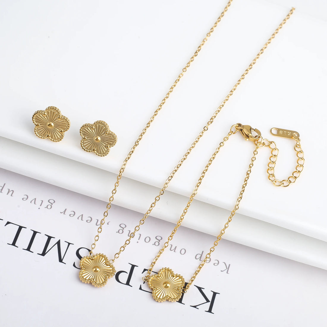3Pcs 18K Gold-Plated Five-Leaf Flower Jewelry Set – Necklace, Earrings