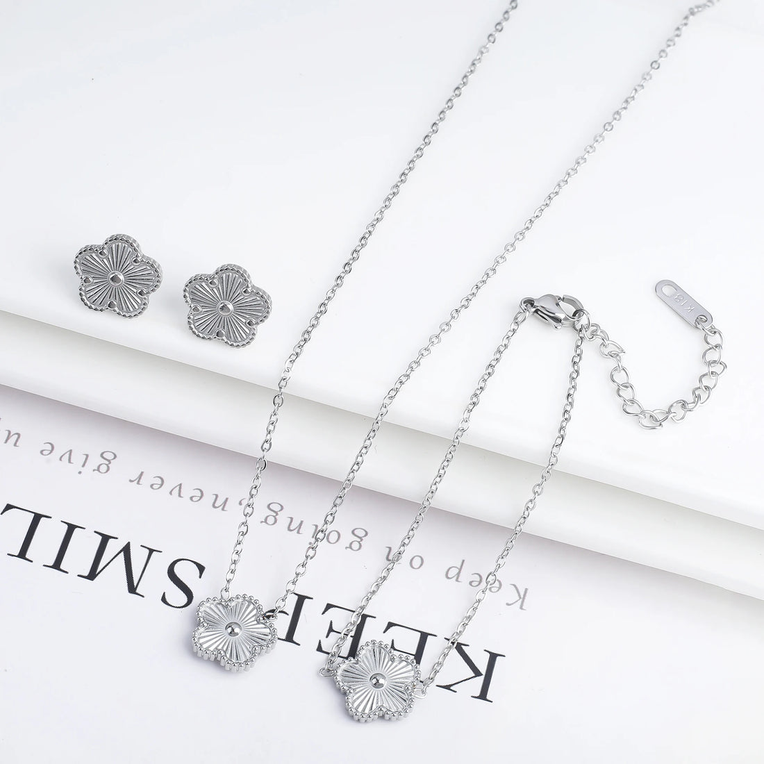 3Pcs 18K Gold-Plated Five-Leaf Flower Jewelry Set – Necklace, Earrings